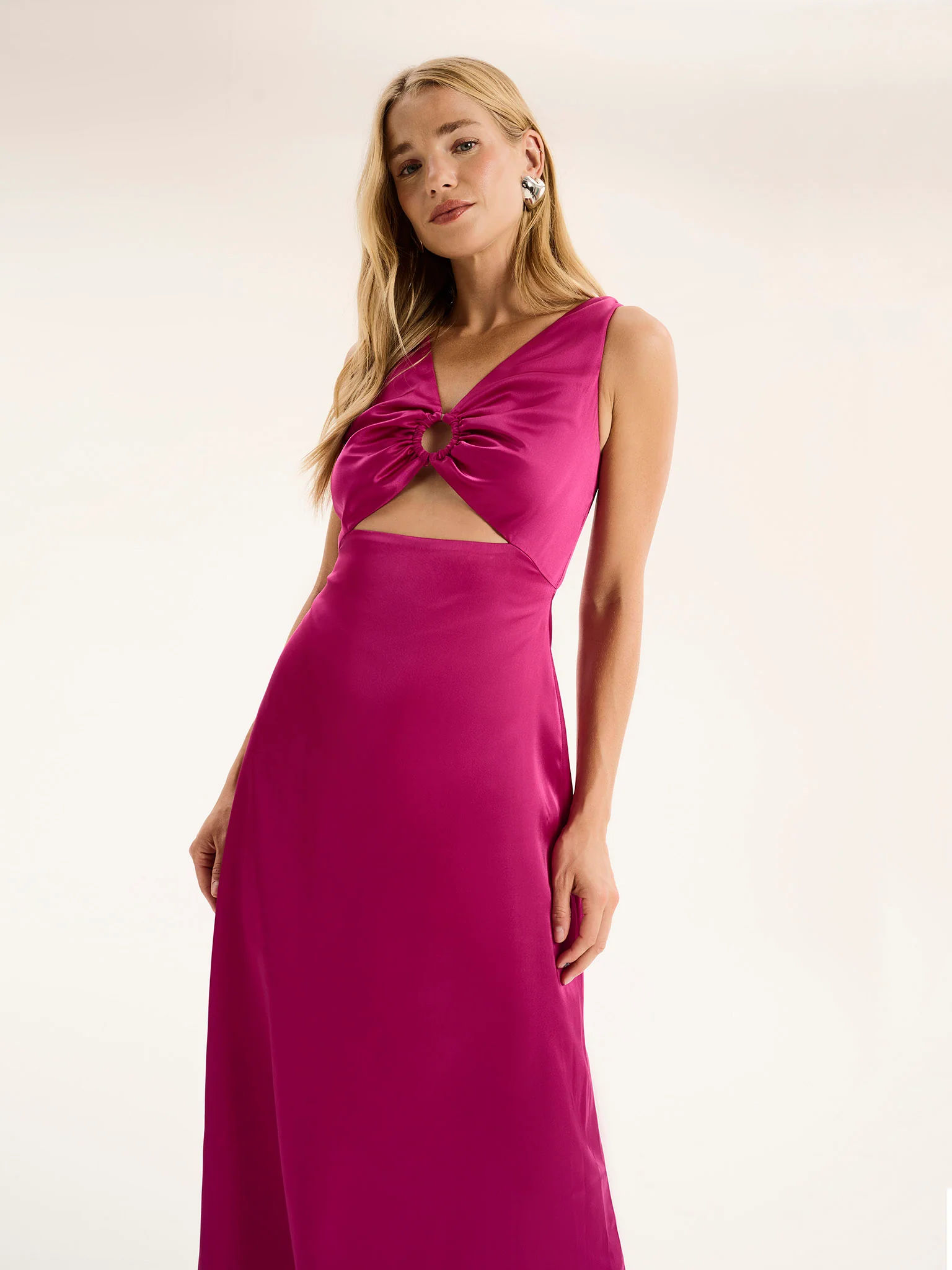 Fredrika Ring Detail Dress in Magenta - Image 4