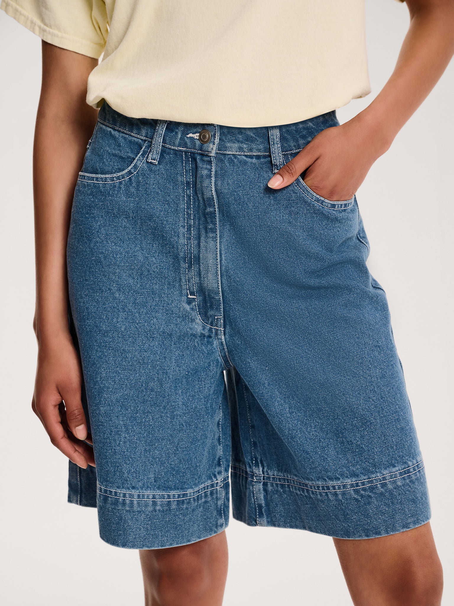 Robbie Shorts in Mid Wash - Image 4