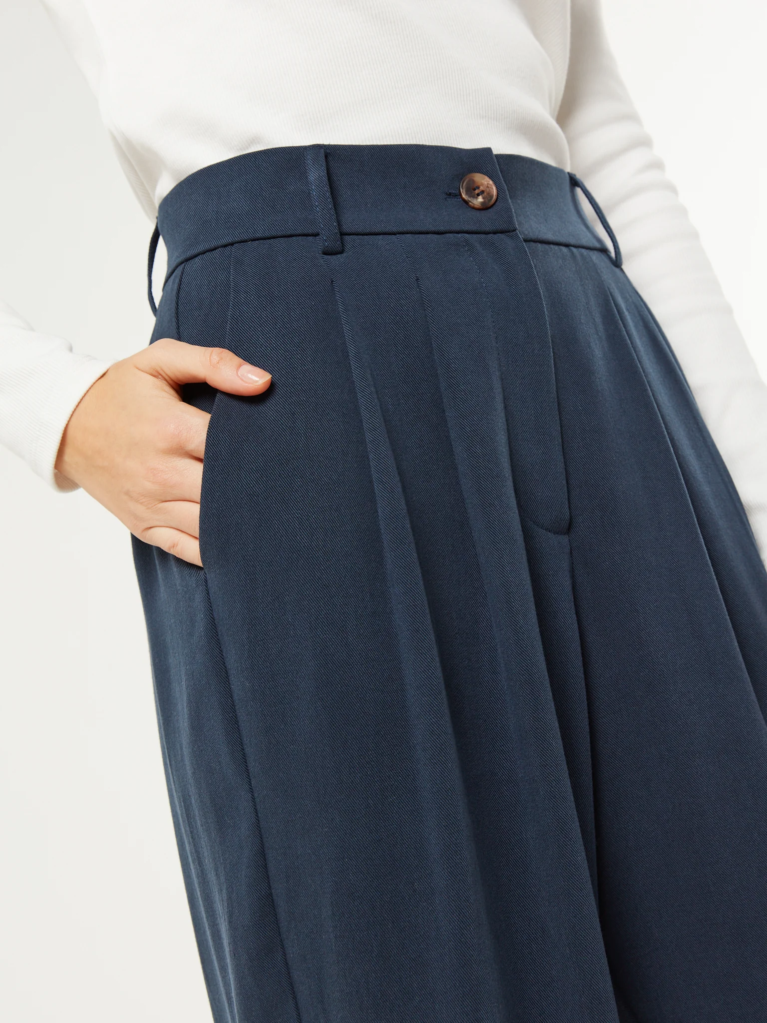 Cinnamon Short Trouser in Navy - Image 4